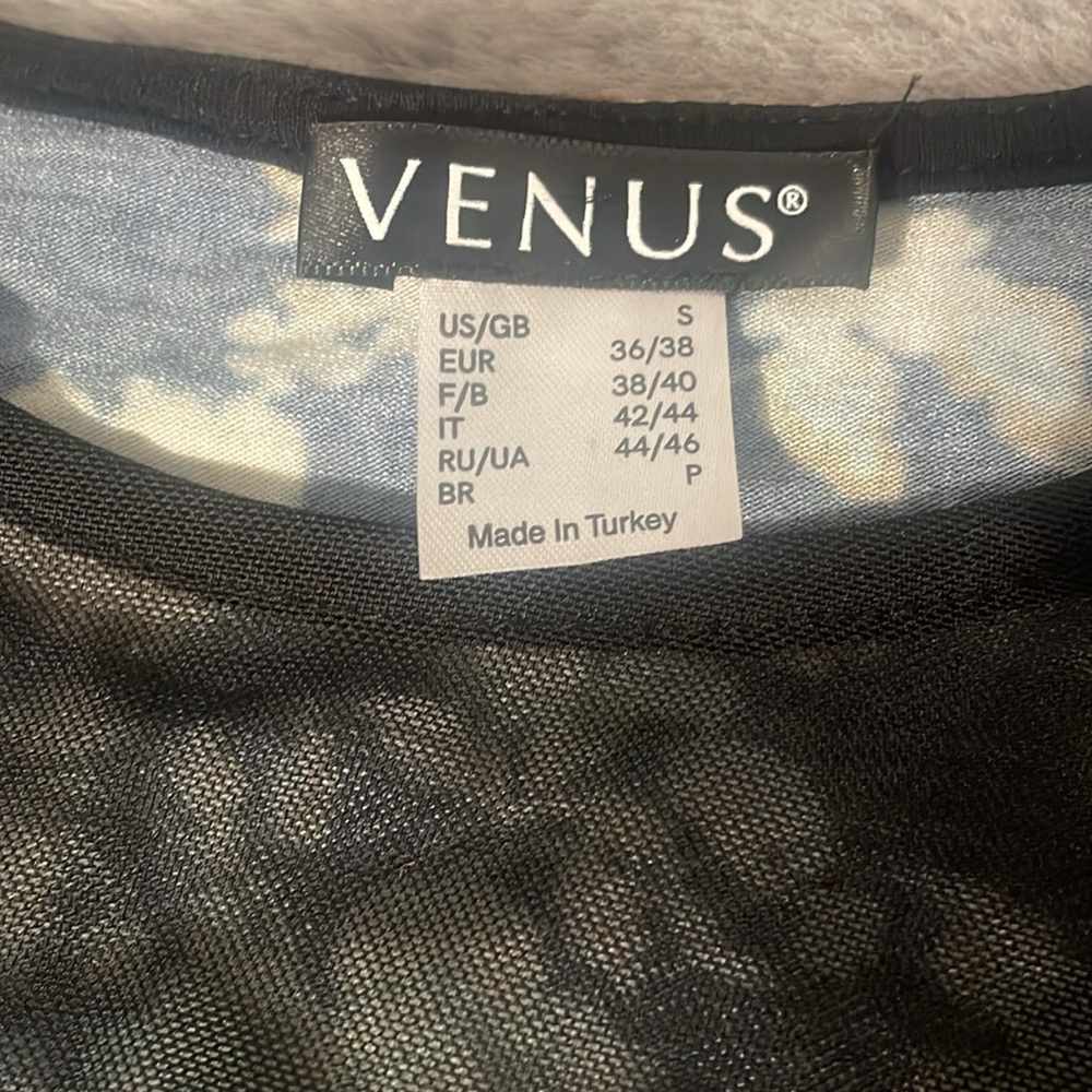 VENUS Fitted Blouse Black and Blue Floral - Picture 5 of 6
